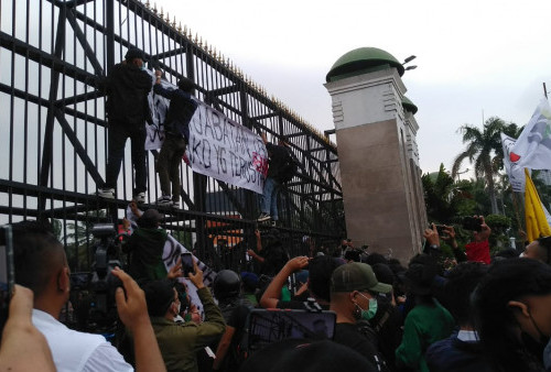 Massa Demo 11 April Padati Depan Gedung DPR, Arus Lalu Lintas Mulai Ditutup