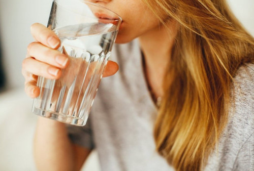Minum Air Hangat Jadi Rahasia Kulit Bercahaya dan Sehat?