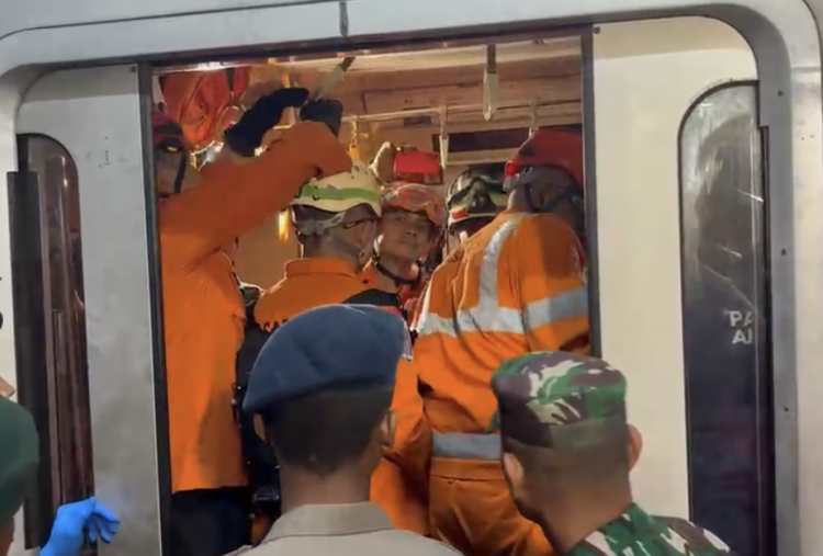 Basarnas Special Group Diterjunkan  Bantu Evakuasi Korban Kecelakaan Kereta di Stasiun Bekasi Timur