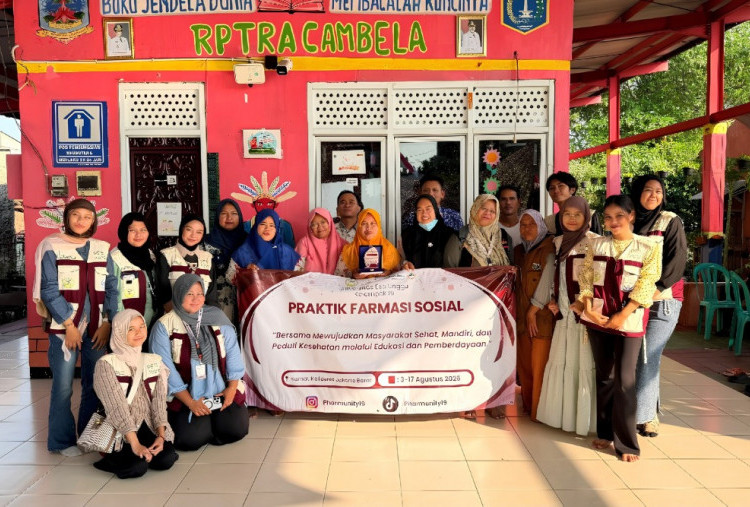 Mahasiswa Farmasi Universitas Esa Unggul Dorong Hidup Sehat dan Peduli Lingkungan di Kelurahan Kamal