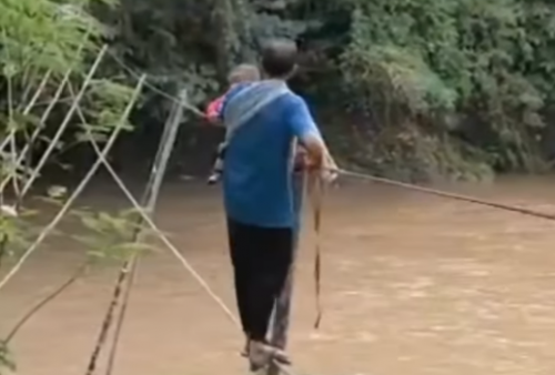 Viral Bapak Sebrangi Sungai Sambil Gendong Bayi, Aksinya Lewati Seutas Tali Gempar: Ngilu Liatnya