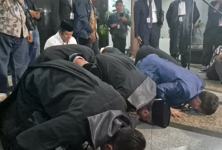 Momen Sujud Syukur Militan Gibran 08 Usai Putusan MK: Kebenaran Menunjukkan!