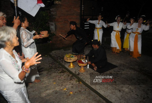 Umat Hindu mengikuti Upacara Pembejian di Pura Penataran Luhur Medang Kamulan, Gresik, Jawa Timur, Rabu, 24 Januari 2024.

Upacara Pembejian adalah rangkaian upacara dalam rangka Pujawali Pura Penataran Luhur Medang Kamulan yang jatuh pada Purnama ke 8, 24 Januari 2024. Upacara Pembejian tersebut dilakukan untuk menyucikan benda-benda sakral, lingkungan, serta semesta. (Julian Romadhon/Harian Disway)