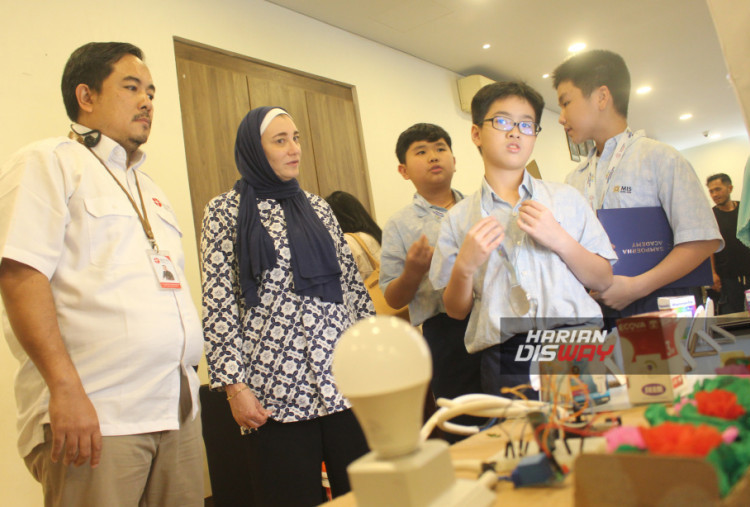 Aliaa Mohamed Samaha (2 kiri), Science Curriculum Head of Sampoerna Academy dan Ali Yansyah Abdurrahim, Peneliti Ahli Madya BRIN  (kiri). Mengusung tema “Rethink, Recycle, Innovate”, acara ini sejalan dengan visi dan misi BRIN dalam memajukan riset dan inovasi di Indonesia serta terwujudnya sumber daya manusia unggul dan kompetitif.