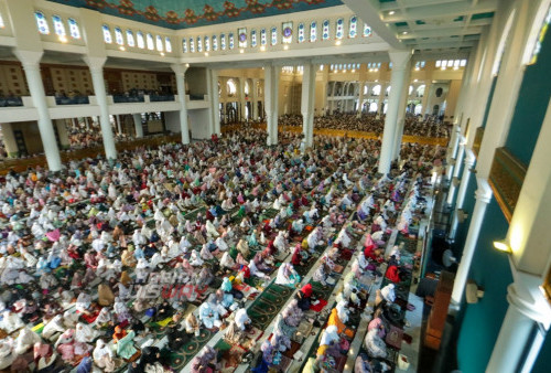 Umat Islam melaksanakan Shalat Idulfitri di Masjid Al-Akbar, Surabaya, Jawa Timur, Sabtu (22/4/2023). Pemerintah melalui sidang isbat telah menetapkan bahwa 1 Syawal 1444 H jatuh tepad pada hari Sabtu (22/4/2023). (foto: Moch Sahirol)
