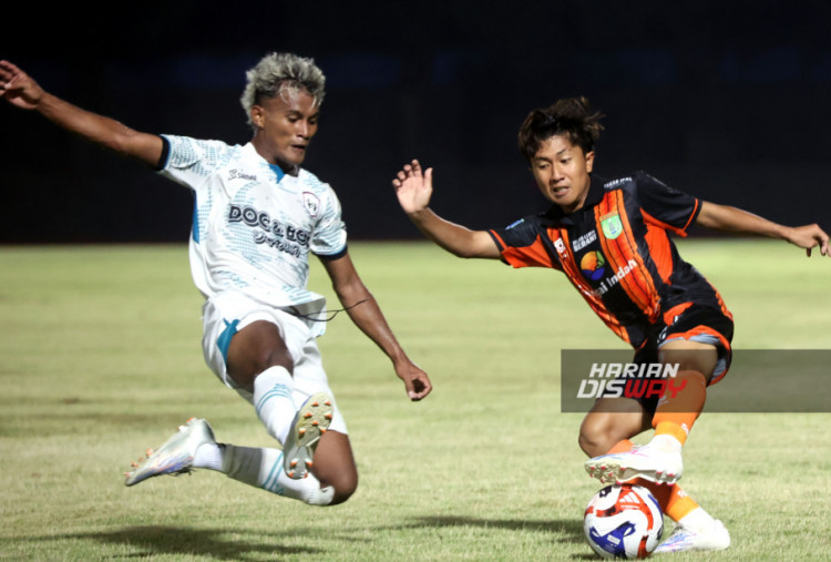 Pesepak bola Persibo Bojonegoro Rangga Dwi (kanan) berebut bola dengan Pesepakbola Rans Nusantara FC dalam pertandingan Liga Nusantara 25/26 di stadion Sriwedari, Solo, Jawa Tengah, Sabtu (29/11/2025). Rans Nusantara FC menang 1-0 atas Persibo Bojonegoro. HARITSAH ALMUDATSIR/HARIAN DISWAY