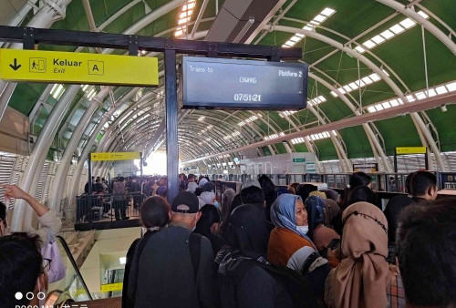 Kereta LRT Jabodebek Jatimulya-Dukuh Atas Alami Gangguan di Stasiun Cikunir, Penumpang Numpuk: Baru Juga 2 Hari