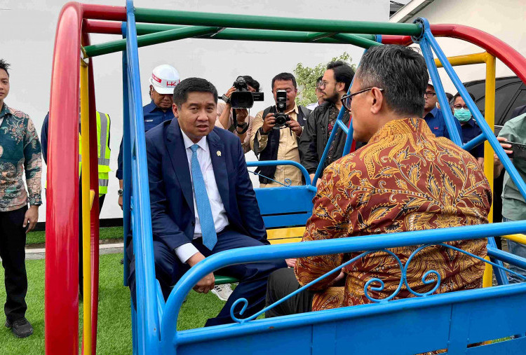 Momen Menteri Ara dan Kepala BP BUMN Ngobrol Santai di Ayunan saat Tinjau Huntara Jakpus