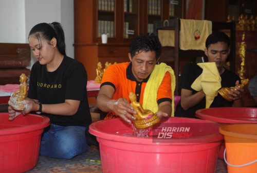 Pengurus Vihara memandikan Rupang (patung dewa) di Vihara Buddhayana, Surabaya, Jawa Timur, Senin, 29 Januari 2024. 

Ritual memandikan atau menyucikan rupang yang dilakukan setahun sekali itu merupakan rangkaian dalam menyambut perayaan tahun baru China atau Imlek tahun 2575. (Julian Romadhon/Harian Disway)