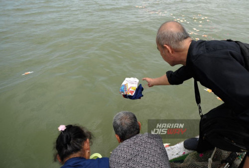 Umat tionghoa mengikuti ritual larung cisuak di pantai kenjeran, Surabaya, Jawa Timur, Minggu, 4 Februari 2024. Persembahyangan dan larung yang digelar sepekan menjelang imlek tersebut sebagai tolak bala memasuki tahun baru Imlek 2575. (Julian Romadhon/Harian Disway)
