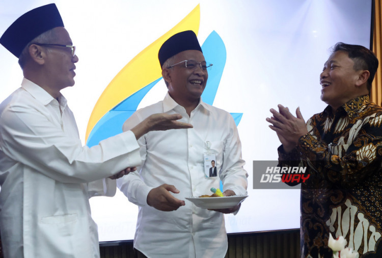 Direktur Eksekutif BSI Maslahat Bambang Sutrisno (tengah) bersama Wakil Direktur Utama BSI sekaligus Pembina BSI Maslahat Bob T. Ananta (kanan) menghadiri tasyakuran Milad ke-4 BSI Maslahat di Jakarta, Rabu (29/7/2026). Mengusung tema Menjadi Terdepan untuk Maslahat, BSI Maslahat menegaskan komitmennya memperkuat tata kelola lembaga sekaligus memperluas manfaat bagi masyarakat. Peringatan tersebut diisi dengan tasyakuran dan santunan kepada anak-anak yatim. Foto: Haritsah Almudatsir/Harian Disway.