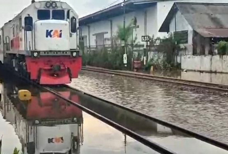 Daftar 38 Perjalanan Kereta Api Dibatalkan KAI Imbas Banjir, Begini Cara Refund Tiket 