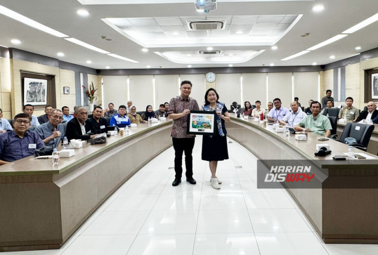 Yayasan Dharma Bhakti Astra (Yayasan Astra) bersama PT Astra Otoparts Tbk menggelar Executive Sharing bertema “Tantangan dan Peluang Industri Komponen Otomotif” pada 29 Oktober 2025 di Astra Otoparts. Kegiatan ini bertujuan memperkuat kapasitas anggota Advance Club Yayasan Astra, yang merupakan pelaku usaha manufaktur di rantai pasok otomotif, agar siap menghadapi dinamika industri yang terus berubah.
