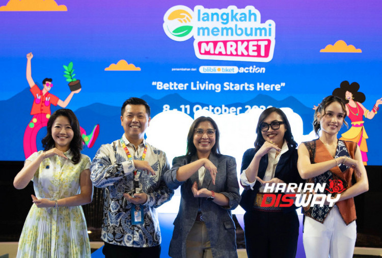 Dari kiri ke kanan: Lisa Widodo (COO & Co-Founder Blibli), Jemmy Chayadi (Program Director Bakti Lingkungan Djarum Foundation), Andi Airin (Head of Marketing & Demand Generation Samsung Electronics Indonesia), Kanina Hanindita (General Manager Marketing Communication & Operations Grand Indonesia), dan Cinta Laura Kiehl (Changemaker Partner Langkah Membumi) dalam Langkah Membumi Market 2026 yang berlangsung hingga 11 Oktober di Grand Indonesia, Jakarta, dengan menghadirkan instalasi interaktif, lokakarya, dan edukasi lingkungan untuk mendorong gaya hidup berkelanjutan. (Foto: Raka Denny/Harian Disway)