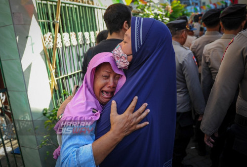 Warga menangis ketika rumah yang dihuninya dilakukan pengosongan di Dukuh Pakis, Surabaya, Jawa Timur, Rabu, 9 Agustus 2023. Pengadilan Negeri Kota Surabaya mengeksekusi sebanyak 28 unit rumah setelah adanya putusan gugatan oleh Wenny Untari kepada Sidik Dewanto tergugat pada obyek sengketa lahan seluas 2 hektar yang terletak di belakang Dukuh Pakis Surabaya. (Julian Romadhon/Harian Disway)