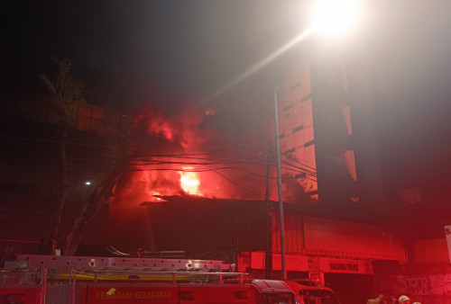Toko Bingkai di Mampang Prapatan Kebakaran, 19 Mobil Damkar Diturunkan