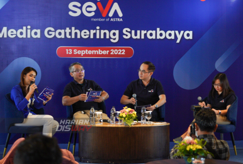 (kiri-kanan) Co-CEO SEVA CK Yap, CEO SEVA, Handoko Liem, dan Head of Growth SEVA Selly Meilania, mencobtohkan penggunaan aplikasi SEVA saat digelarnya Media Gathering di Grand Dafam Signature Surabaya, Jawa Timur, Selasa 13 September 2022. Dengan perkembanga daya beli yang terus membaik di masyarakat, pada GIIAS 2022 ini SEVA menargetkan 500 kostumer dari target pembiayaan tahun 2022 di 1000 kostumer.