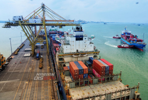 Suasana bongkar muat di Terminal Petikemas Surabaya (TPS) Jawa Timur, Kamis (2/2/2023). CDR sendiri merupakan dokumen yang diterbitkan oleh TPS saat ditemukan adanya kerusakan petikemas, baik dalam proses penerimaan/pengeluaran barang (receiving/delivery) serta pada proses bongkar muat baik di dermaga maupun di lapangan penumpukan. 