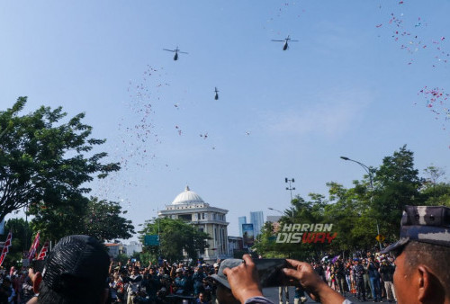 Flypass dari tiga pesawat helikopter Bell-505 melintas di atas kerumunan warga di acara Kirab Kota Surabaya dalam rangka HUT TNI AL ke-78 tahun 2023, di Depan kantor Gubernur Jatim, Jalan Pahlawan, Surabaya, Jawa Timur, Minggu 17 September 2023. Kirab Kota Surabaya yang diikuti oleh peserta dari Kodiklatal , Koarmada II, AAL, Puspenerbal, STTAL, Pasmar-2 Marinir dan RSPAL dr. Ramelan tersebut dalam memperingati HUT TNI AL ke-78 tahun 2023, dengan mengusung tema“Dengan Semangat Jalesveva Jayamahe, Terus Melaju untuk Indonesia Maju” yang bertujuan mengenalkan Surabaya sebagai Navy City. (Moch Sahirol/Harian Disway)