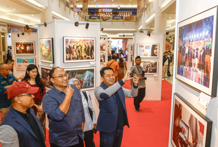 Ketua PFI Surabaya, Suryanto yang menyebut bahwa pameran ini merupakan sarana pengenalan budaya politik dan proses demokrasi melalui media foto.

“Kami ingin mengenalkan cerita yang utuh tentang proses pelaksanaan pemilihan serta menyebarkan informasi lengkap terkait Pilkada Serentak 2024 di Jawa Timur lewat karya foto kepada masyarakat luas,” ujarnya.

Ia mengapresiasi dedikasi dan kerja keras jurnalis foto dalam menyajikan fakta di lapangan tentang perjalanan Pilkada Jawa Timur 2024 hingga terwujudnya pameran ini.

Foto : PFI Surabaya 
