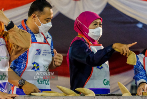 Eri Cahyadi Walikota Surabaya dan Khofifah Indar Parawansa Gubernur Jawa Timur sedang menguleg di cobek besar yang telah disediakan di atas panggung sebagai bentuk pembukaan acara Festival Rujak Uleg 2022. Foto: Faizal Pamungkas