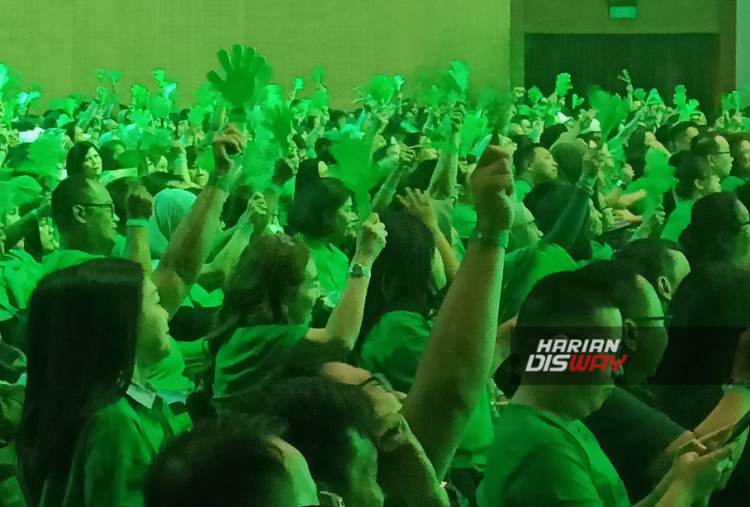 Lebih dari 3.500 peserta dari seluruh ekosistem perusahaan hadir dalam kegiatan ini, menandai tonggak bersejarah karena untuk pertama kalinya dalam 40 tahun, seluruh unsur Manulife Indonesia, mulai dari jajaran pimpinan, karyawan, hingga jaringan distribusi, berkumpul dalam satu forum bersama. Inisiatif ini menegaskan komitmen perusahaan dalam memperkuat kolaborasi lintas fungsi dan memastikan keselarasan strategi di seluruh ekosistem.