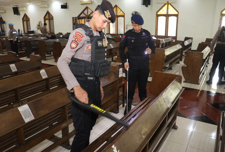 Polres Pelabuhan Tanjung Perak Sterilisasi Gereja Jelang Natal 2025 di Surabaya Utara