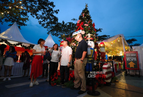 Christmas Carnival ini menghadirkan produk-produk pilihan dan juga kulineran. Pengunjung dapat menikmati aneka kuliner seperti gelato, roti, kombucha dan beberapa lainnya. Tidak hanya bazzar, Christmas Carnival juga disisipi aktivitas seru lainnya dimulai dari penampilan dari Karaharps, lomba menyanyi, akustik, lomba show anjing dan kembang api di akhir acara. (Julian Romadhon/Harian Disway)
