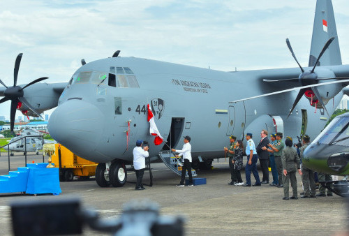 Menhan Serahkan Pesawat C-130J Super Hercules ke TNI AU, Disaksikan Jokowi di Halim Perdanakusuma