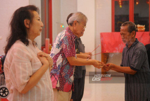 Umat Tionghoa mengikuti ritual Jie Shi Siang An di Kelenteng Ba De Miao (Delapan Kebajikan) Surabaya, Jawa Timur, Sabtu, 3 Februari 2024. Jie Shi Siang An atau Sembayang menghantar para suci naik ini digelar sepekan menjelang imlek tersebut sebagai penghormatan kepada para suci. (Julian Romadhon/Harian Disway)
