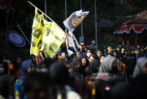 Mahasiswa UWKS menyambut mahasiswa baru (Maba) saat berlangsungnya Masa Pengenalan Kampus Mahasiswa Baru (MPKMB) di kampus Universitas Wijaya Kusuma Surabaya (UWKS), Jawa Timur, Senin, 4 September 2023. MPKMB UWKS angkatan ke-43 diikuti 968 mahasiswa baru dari tiga jalur, reguler dan Karti Indonesia Pintar (KIP) dan Kemitraan Negara Berkembang (KNB) yang datang dari berbagai daerah di Indonesia dan tiga mahasiswa dari negara asing antara lain Zimbabwe, India dan Pakistasn itu dengan tema Menumbuhkan Tunas Bangsa yang Unggul, Resilien dan Berkarakter Menuju Kejayaan Agromaritim. (Julian Romadhon/Harian Disway)