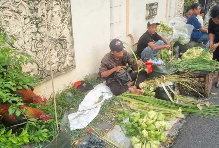 Jelang Lebaran, Pedagang Musiman Kulit Ketupat Raup Cuan