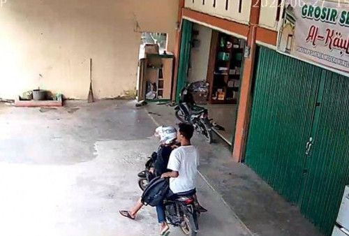 Dua Remaja Terekam CCTV Saat Mencuri