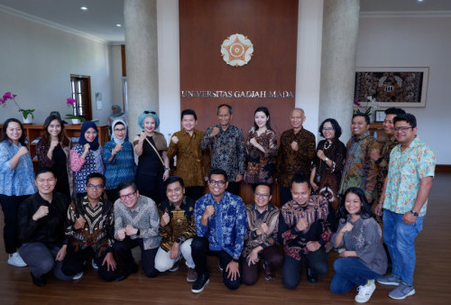 Foto bersama rombongan GoTo, TikTok, dan UGM sesaat setelah penandatanganan nota
kesepahaman di Kampus UGM, di Sleman, Jumat (15/12)