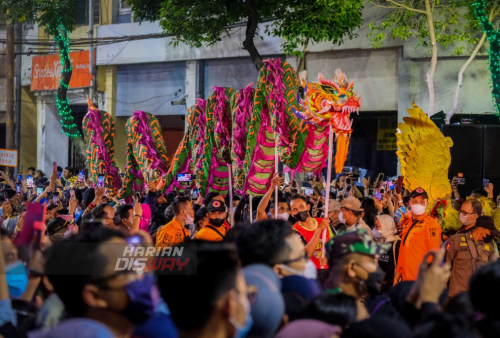 Ribuan warga menghadiri Festival Rujak Uleg di Jalan Kembang Jepun, Surabaya, Jawa Timur, Minggu, 22 Mei 2022. Festival Rujak Uleg tersebut digelar untuk menyambut Hari Jadi ke-729 Kota Surabaya.  Foto: Faizal Pamungkas
