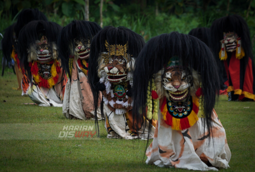 Sebanyak 32 penari barong dari 18 sanggar kesenian Barongan di Blora menghibur warga desa Ngawen di lapangan Gondang, Ngawen, Blora Jawa Tengah, Selasa (3/5). Didalam pertunjukan seni Barong tersebut tercermin sifat-sifat kerakyatan masyarakat Blora, seperti sifat, spontanitas, kekeluargaan, kesederhanaan, kasar, keras, kompak, dan keberanian yang dilandasi kebenaran. Foto: Julian Romadhon