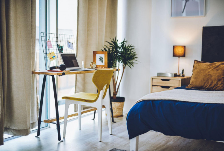 Tips Menata Meja Kerja Minimalis di Sudut Kamar Sempit, Cara Tetap Semangat saat WFH