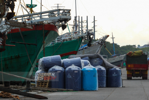 Sejumlah kapal bersandar di pelabuhan tradisional Kalimas Surarabaya, Jawa Timur, Minggu (1/5).
Saat ini ekspedisi via kapal layar motor mulai didominasi oleh sejumlah kebutuhan rumah tangga untuk menyambut lebaran. Foto: Julian Romadhon
