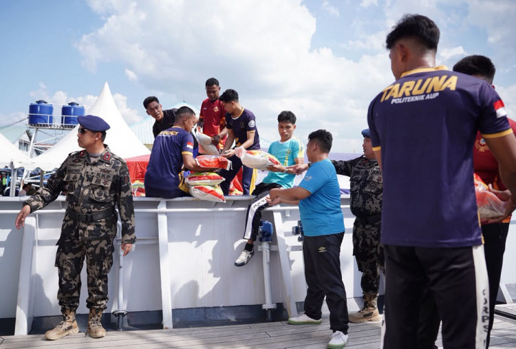 Kapal Pengawas Perikanan Angkut Bantuan Kemanusiaan ke NTT
