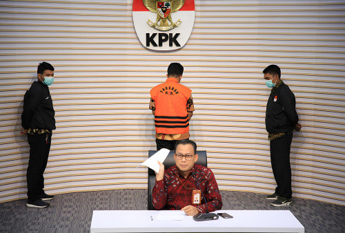 KPK Perpanjang Penahanan Dua Tersangka Kasus Korupsi Pemotongan Insentif Pegawai BPPD Sidoarjo 