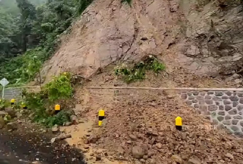 Longsor di Lumajang: 3 Orang Tewas Tertimbun, Jalan Utama Dampit Tertutup