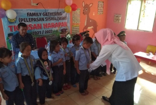 Pemerintah Desa Tanjung Telang Hadiri Acara Pelepasan Siswa Siswi TK Insan Harapan