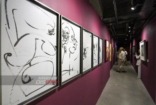 Suasana pameran di UYCC Art Gallery, The Win Hotel lantai 2, Jl. Embong Tanjung, Surabaya. Sabtu (25/3/2023). Ruangan berwarna ungu itu merupakan koleksi dari Unicorn. Pameran dengan konsep NgARTbuburit, para pengunjung mengelilingi UYCC Art Gallery menjelang berbuka puasa, banyak spot foto seperti Booth LED Proyektor dan Photo Box ala kekinian. Sebanyak 40 karya dalam pameran yang bersubtema 