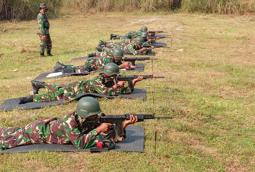 Anggota Korem 063/SGJ Latihan Menembak