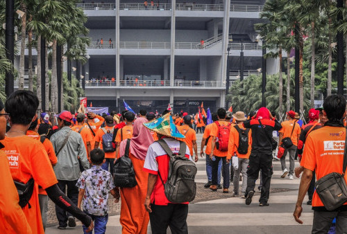 Setelah dari depan gedung DPR, massa berpindah ke dalam stadion Gelora Bung Karno (GBK) untuk mengikuti acara May Day Fiesta 2022