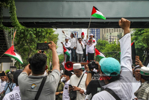 Massa saat gelar aksi bela Palestina di depan KFC dan MCD Jalan Basuki Rahmat Surabaya Jawa Timur, Jumat 17 November 2023. Massa yang berjumlah sekitar 500 orang itu menuntut agar menutup sementara McDonald's dan KFC sampai terjadi gencatan senjata antara Israel dan Palestina, bertujuan untuk menunjukkan solidaritas warga Surabaya terhadap Palestina. Burger King dan Pizza Hut yang bersebelahan dengan McDonald's juga dituntut dengan hal yang sama. (Moch Sahirol/Harian Disway)