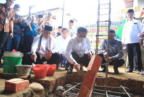 Herman Deru  Letakan Batu Pertama Tanda Dimulainya  Perluasan  Masjid Al Amin Desa Perajin