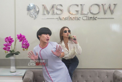 Influencer Bunda Corla (kanan) bernyanyi dan bergoyang diatas kursi yang berada di lobby MS Glow Aesthetic Clinic Surabaya, Jawa Timur, Junat (27/1/2023). 
Bunda Corla usai manggung di Jakarta kini akan menunjukan aksinya di Kota Pahlawan yang bertajuk Bunda Corla Is Back Party dengan membawakan lagu-lagu yang kerap dia mainkan saat live di Instagram seperti No Comment milik pedangdut senior Tuty Wibowo dengan versinya sendiri. Pertunjukan musik Bunda Corla ini terlaksana dengan dukungan brand skincare lokal, MS Glow.


