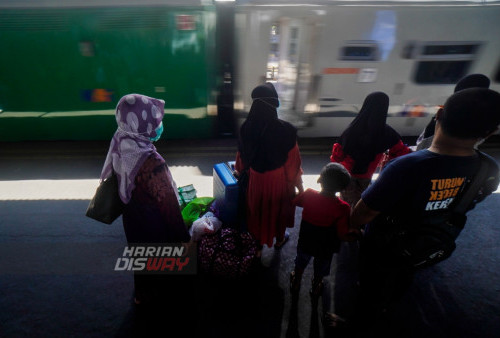 Calon penumpang kereta api menunggu kereta Sri Tanjung berhenti di Stasiun Gubeng Surabaya, Jawa Timur, Rabu (19/4/2023). Ada sebanyak 24.147 pemudik pada hari ini Rabu (19/4/2023) yang menggunakan moda angkutan kereta api yang berangkat dari Stasiun Kota Surabaya Gubeng, Stasiun Pasar Turi Surabaya dan Stasiun Malang, sementara diprediksi puncak arus mudik moda angkutan kereta api terjadi pada H-2 Lebaran 2023 atau 20 April 2023. (foto: Julian Romadhon)