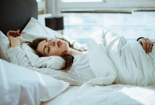 Kenali Resiko Tidur Saat Rambut Basah, Nomor 6 Bikin Pusing
